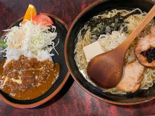 「冷やしラーメンとカレーのセット：950円」@ブルーメンの写真