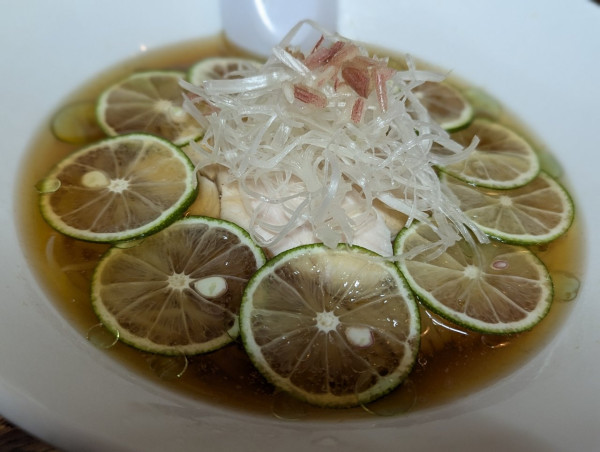 「すだち香る冷やし吟醸醤油らーめん」@まんねん 梅田本店の写真