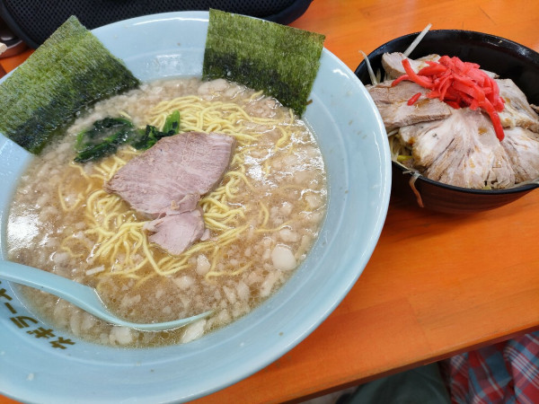 「モーニングラーメン中盛り+ネギチャーシュー丼」@ラーメンショップ椿 春日部備後店の写真