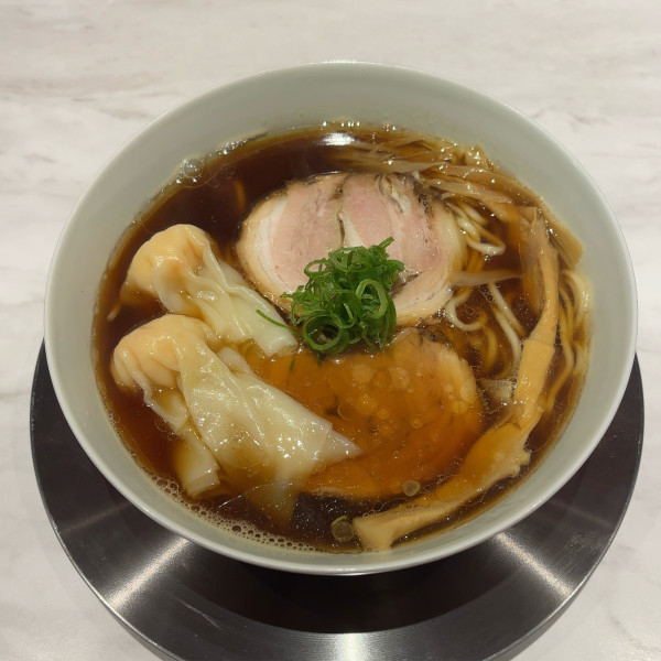 「海老ワンタン麺 白 2個（1200円）」@Ramen  KURUMUの写真