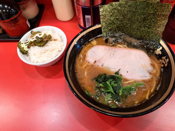 「らーめん濃いめ多めライス」@横濱家系ラーメン 二代目野中家の写真