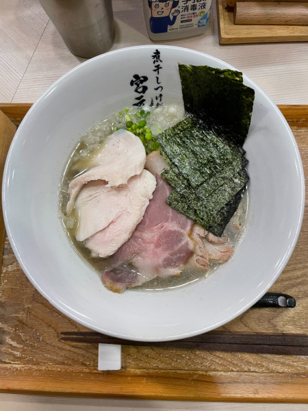 「チャーシュー淡麗煮干しそば(塩)＋その他」@煮干しつけ麺 宮元の写真