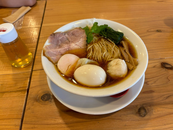 「特製中華そば醤油（1100）」@麺屋琥珀の写真