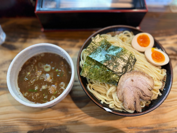「特製つけ麺 (平打ち.醤油) 1050円」@らーめん嗟哉の写真