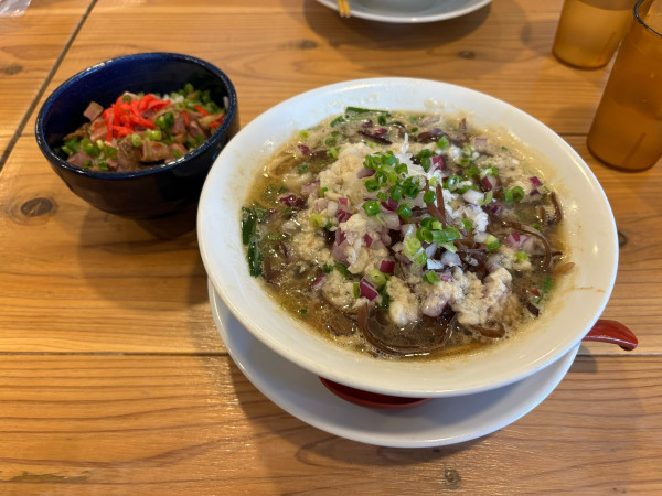 「ニラ煮干しそば（850）」@麺屋琥珀の写真