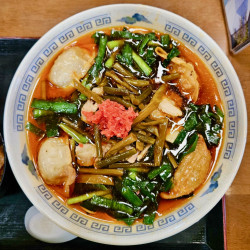 満州にら餃子ラーメン（醤油：870円）+もつミニ丼（350円）