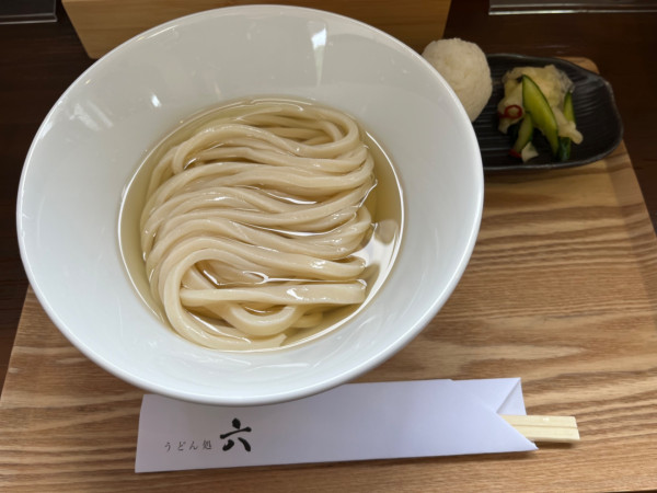 「かけ（冷）＋おむすびセット」@うどん処 六の写真