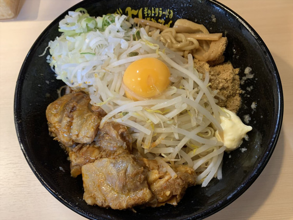 「辛ホルモンまぜそば」@ギットリラーメン ブタザンマイの写真