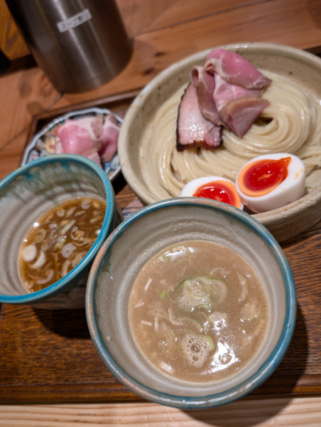 「つけ汁2種味玉つけ麺・チャーシュー3種セット」@あいだやの写真