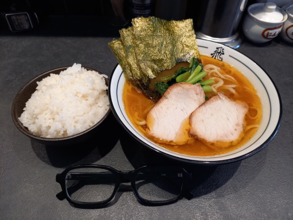 「らーめん(かため・多め)、ライス」@らーめん飛粋 武蔵新田店の写真