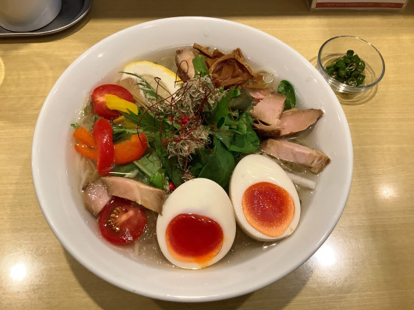 「【期間限】哀愁の冷やし塩ラーメン+玉子（半分追加）+青唐辛子」@函館塩ラーメン 五稜郭の写真