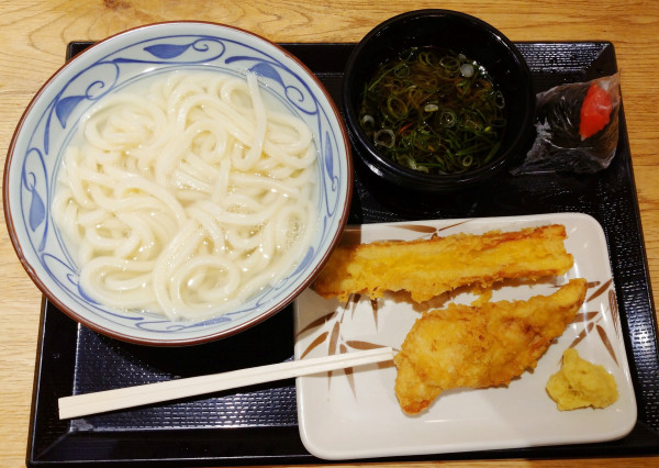 「釜揚げうどん大＋天ぷら＋おにぎり（740円）」@丸亀製麺 川崎ルフロン店の写真