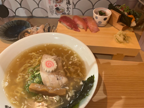 「赤酢にぎり5貫盛り＆追いかつおラーメン」@鮨とラーメン うおがしや 新橋店の写真