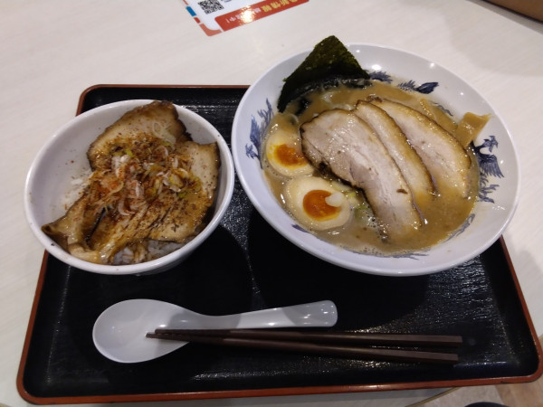「特製濃厚魚介ラーメン 1,300円」@豚骨一燈 アリオ葛西店の写真