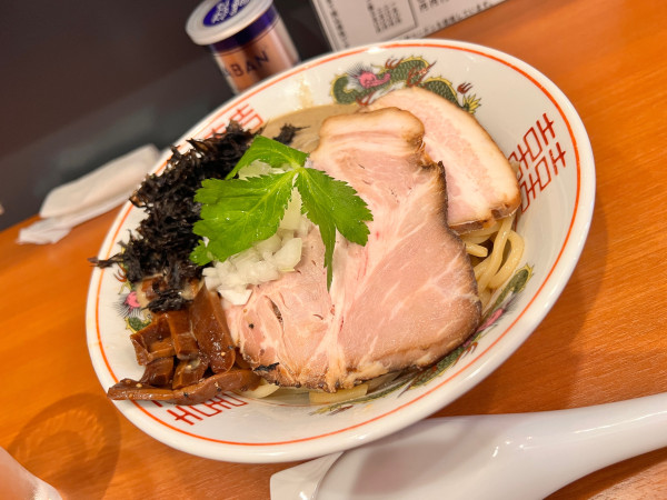 「【限定】冷たい濃厚煮干しまぜそば」@自家製手もみ麺 鈴ノ木の写真