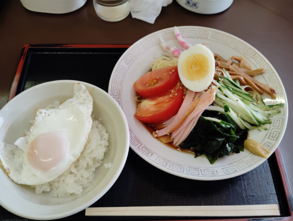 「B定食　　冷やし中華　半目玉焼き丼　　850円」@ほしの食堂の写真