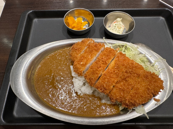「ロースカツカレー（中辛・中盛・220g）880円」@ラッキー食堂ぐんま軒の写真