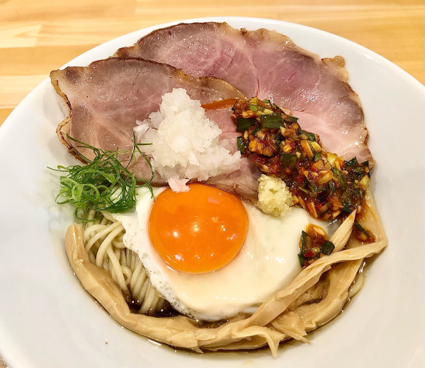 「油そば　（目玉焼きのせ）980円」@らーめん 心麦の写真