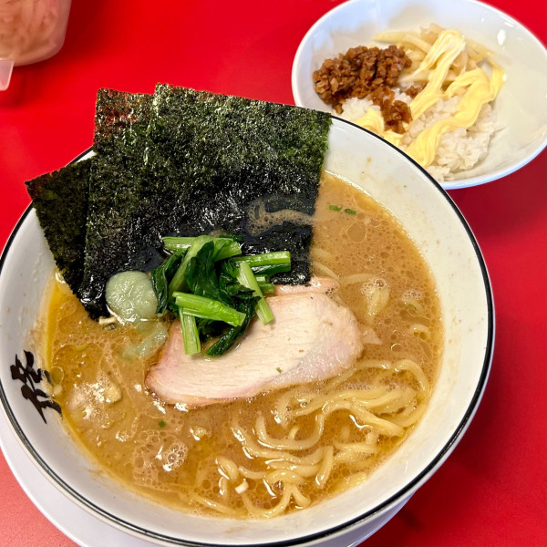 「ラーメン（麺やわらかめ、油多め）＋半ライス」@家系ラーメン 王道家直系 修の写真