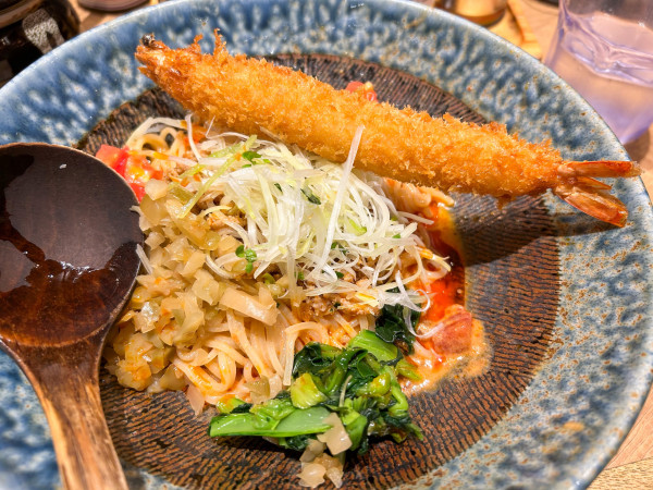 「【期間限定】エビふりゃあのっけ！冷やしトマト担々麺」@名驛式担々麺 しゃち福の写真