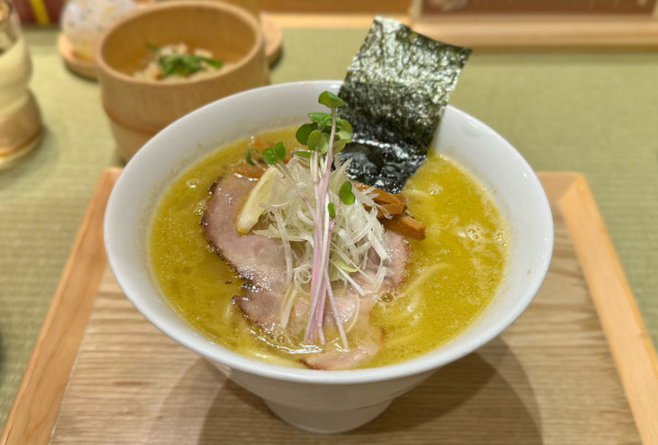 「濃厚牡蠣らぁ麺 ¥980、牡蠣飯（小）¥250」@らぁ麺 牡蠣と貝の写真