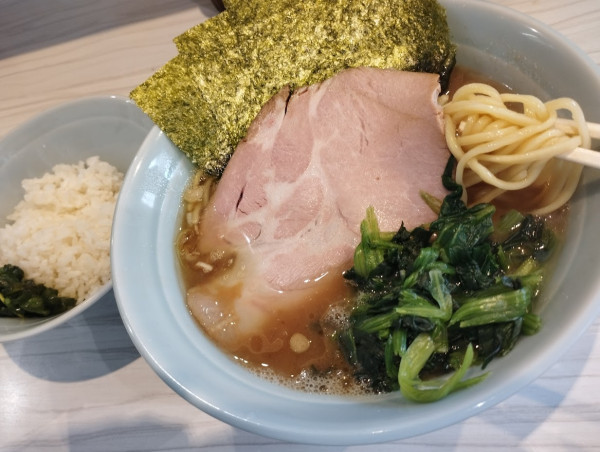 「ラーメン並(かため)(無料ライス)(900)」@横浜家系らーめん 武虎家 綱島店の写真