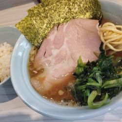 ラーメン並(かため)(無料ライス)(900)