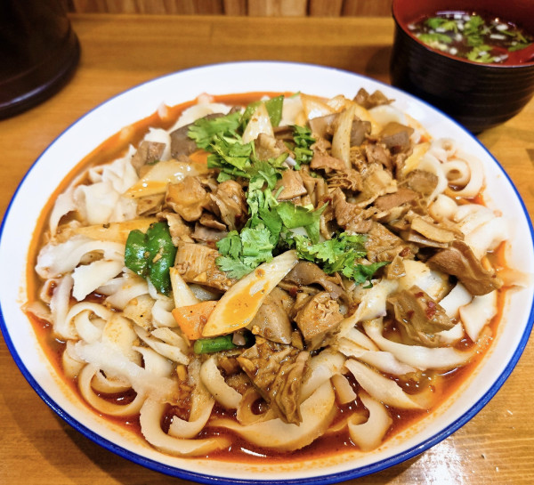「豚カツと牛ハチノスの炒め刀削麺」@大碗蘭州拉麺・刀削麺の写真