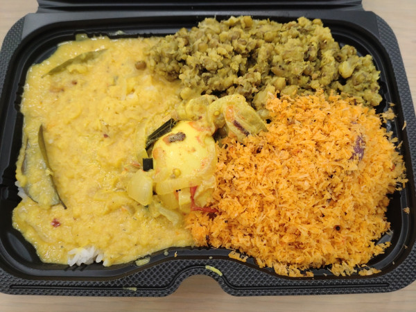 「ベジタブルカレー（おかず３種）　８５０円」@ARALIYA LANKA 新東京ビル店の写真