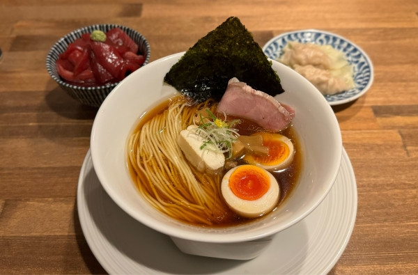 「津軽煮干し中華蕎麦（味玉入り）【限定】まぐろ漬け丼、肉ワンタン」@酒肴場 屯の写真