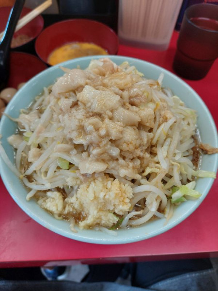 「小ラーメン＋味付きうずら＋生卵＋あまーい脂」@ラーメン二郎 中山駅前店の写真