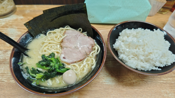 「塩ラーメン（並）﹢のり﹢大ライス」@横浜家系ラーメン らっち家の写真