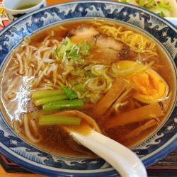 醤油らぁめん　※野菜サラダ＆お茶付き　※クーポンで５００円