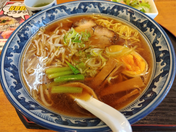 「醤油らぁめん　※野菜サラダ＆お茶付き　※クーポンで５００円」@お食事処 しもさとの写真