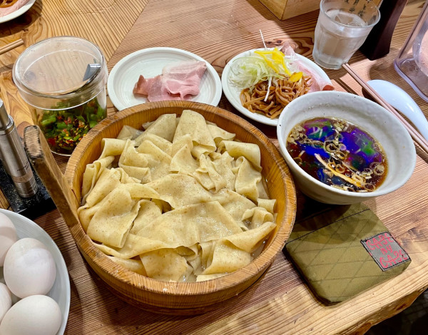 「平打ちざるそば（冷製スープ）＋レアチャーシュー追加＋大盛」@かね田の写真