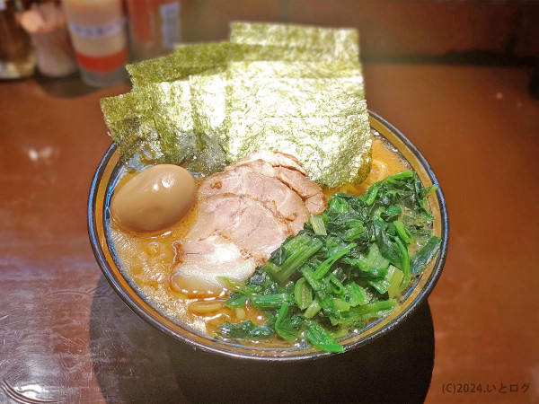 「王道乃印ラーメン 大盛（＋ほうれん草）」@家系ラーメン みなみ家の写真