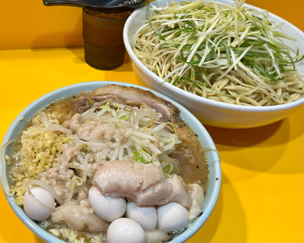 「シークヮーサーつけ麺 麺増し750g しょうが ネギ ウズラ」@ラーメン二郎 八王子野猿街道店2の写真