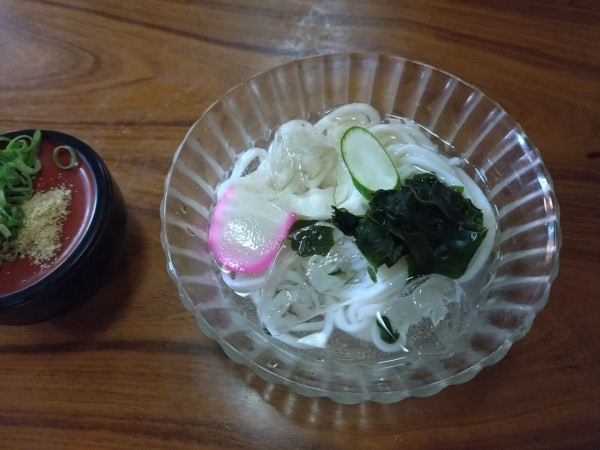 「冷しうどん500円」@手打ちうどん 飯田屋の写真