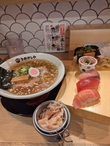 「赤酢にぎり5貫盛り＆追いかつおラーメン」@鮨とラーメン うおがしや 新橋店の写真