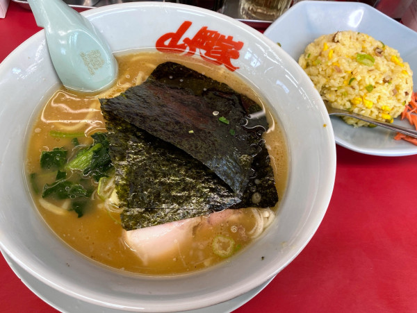 「醤油ラーメン690円＋チャーハン350円」@ラーメン山岡家 太田店の写真
