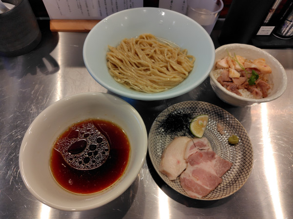 「醤油昆布水つけ麺1100円（期間限定）」@麺しかのの写真