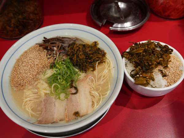 「博多ラーメン 粉落とし＋サービスライス」@本場博多ラーメン せまかっちゃん 神田店の写真