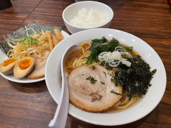 「極・特選 豚骨醤油らーめん + ごはん単品」@らーめんの館 輝の写真
