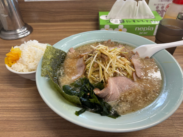 「ネギチャーシュー 中盛り1150円 ライス無料」@ラーメンショップ 津島本店の写真