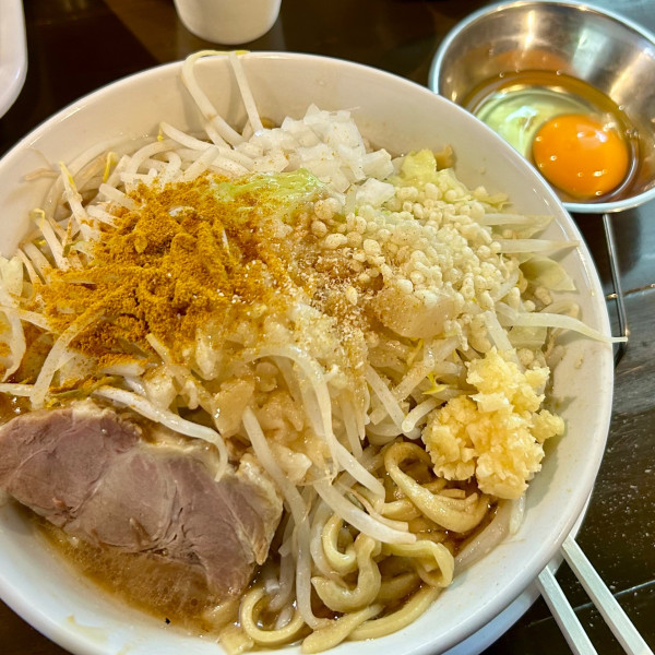 「ラーメン野菜あぶら（ガツン）＋生卵＋サービスライス」@ラーメンDIYラボの写真