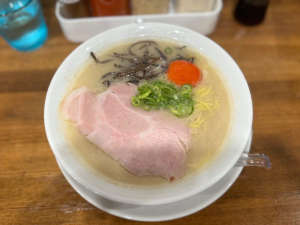 「豚骨ラーメン800円サービス真っ赤卵＋替玉(かため)150円」@無冠 阿佐ヶ谷の写真