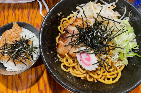 「油そば　ランチサービスなめ茸ご飯120円」@らあ麺 やったる 新宿店の写真