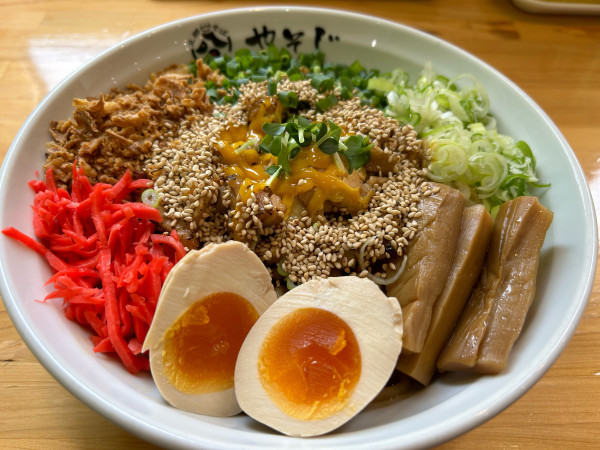 「炙り鶏まぜそば」@支那そば やそじの写真