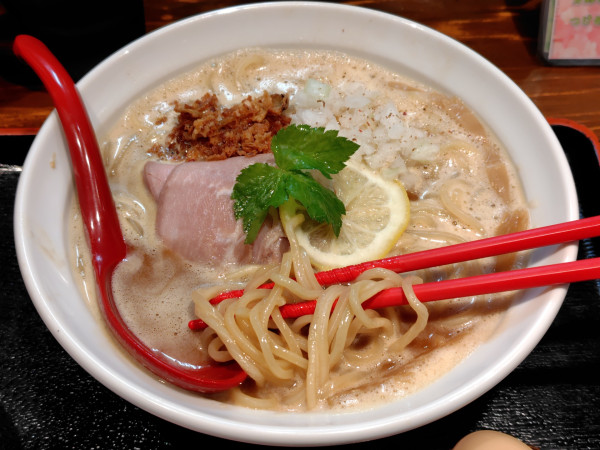 「特製らーめん·中盛·半ライス」@麺屋 四季の写真