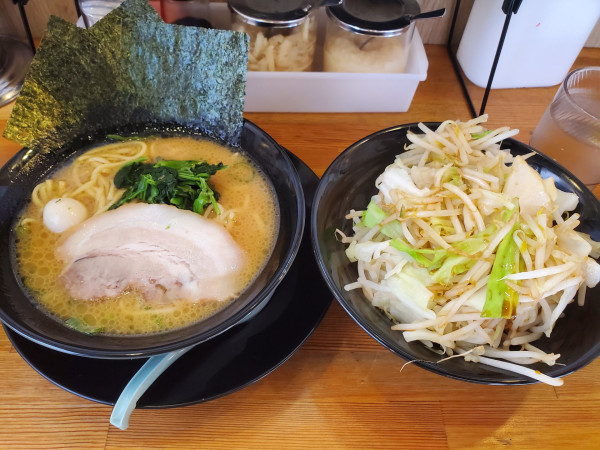 「ラーメン＋キャベもや」@横浜家系ラーメン 津田家の写真
